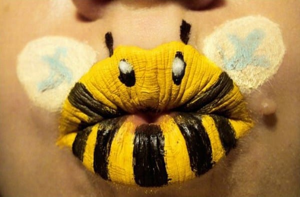 نقاشی روی لب زنبور