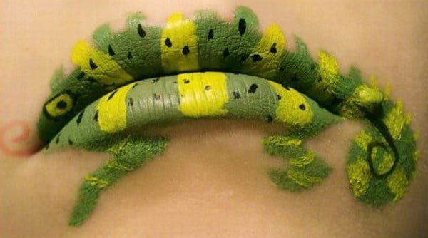 نقاشی روی لب قورباغه