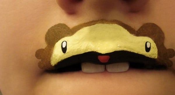 نقاشی روی لب تزیین