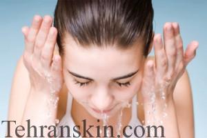 شست و شوی صورت با آب ولرم پس از گذاشتن ماسک صورت یا استفاده از هرگونه پاک کننده