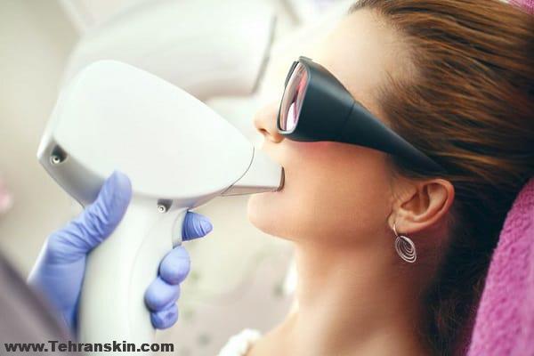 آیا لیزر موهای زائد باعث زخم پوست می شود؟ | عوارض لیزر موهای زائد بر روی پوست خالکوبی شده