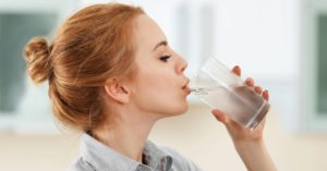 کاهش تعریق بدن با نوشیدن آب فراوان
