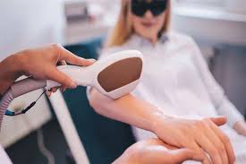 هل إزالة الشعر بالليزر مؤلمة؟