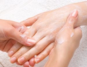 قد يعاني بعض الأشخاص من تقشر الجلد في المنطقة المصابة