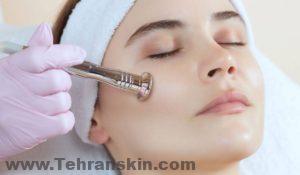 تكون عملية تسحيج الجلد وتقشير البشرة آمنة عادة عندما يتم إجراؤها بواسطة طبيب مؤهل من ذوي الخبرة